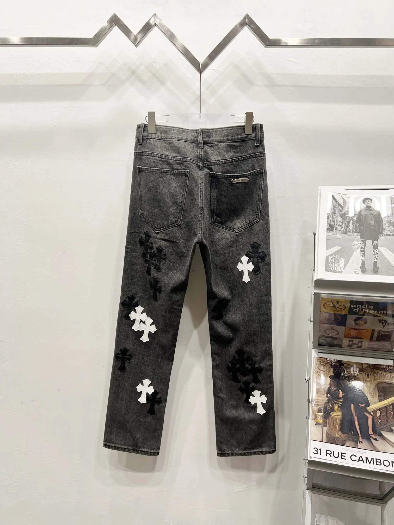 P260 Style number: (c028) Chrome Hearts CH Chrome Hearts 24SS vip custom-made double-knee leather flame high street cross jeans. Original purchased and patterned to truly restore the ultimate vintage texture. Special Italian cowhide print and then cut. Customized sheepskin three-layer thick line leather. The whole body is spliced in heavy water washing process. Craftsmen hand-splash ink. You can see the details. Three-dimensional cutting version. Loose and comfortable, not flattering on the body. Makes taller and slimmer. Seiko factory. Original factory quality control, same style for men and women, can be matched with couples, versatile recommendation, must-have jeans for all seasons Color: gray Size: 28, 30, 32, 34, 36 (S-xxl)